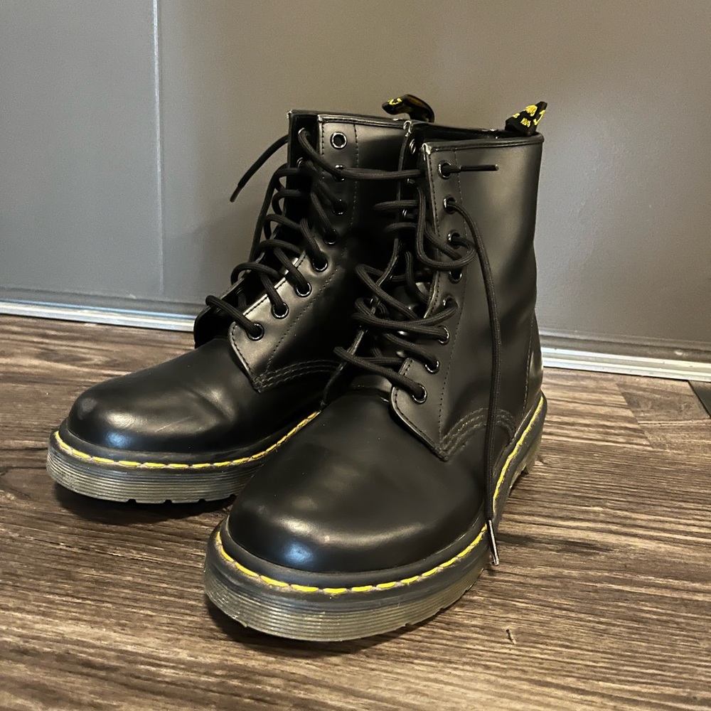 Dr. Martens 1460 Smooth Leather Lace Up Boots Size 7.5